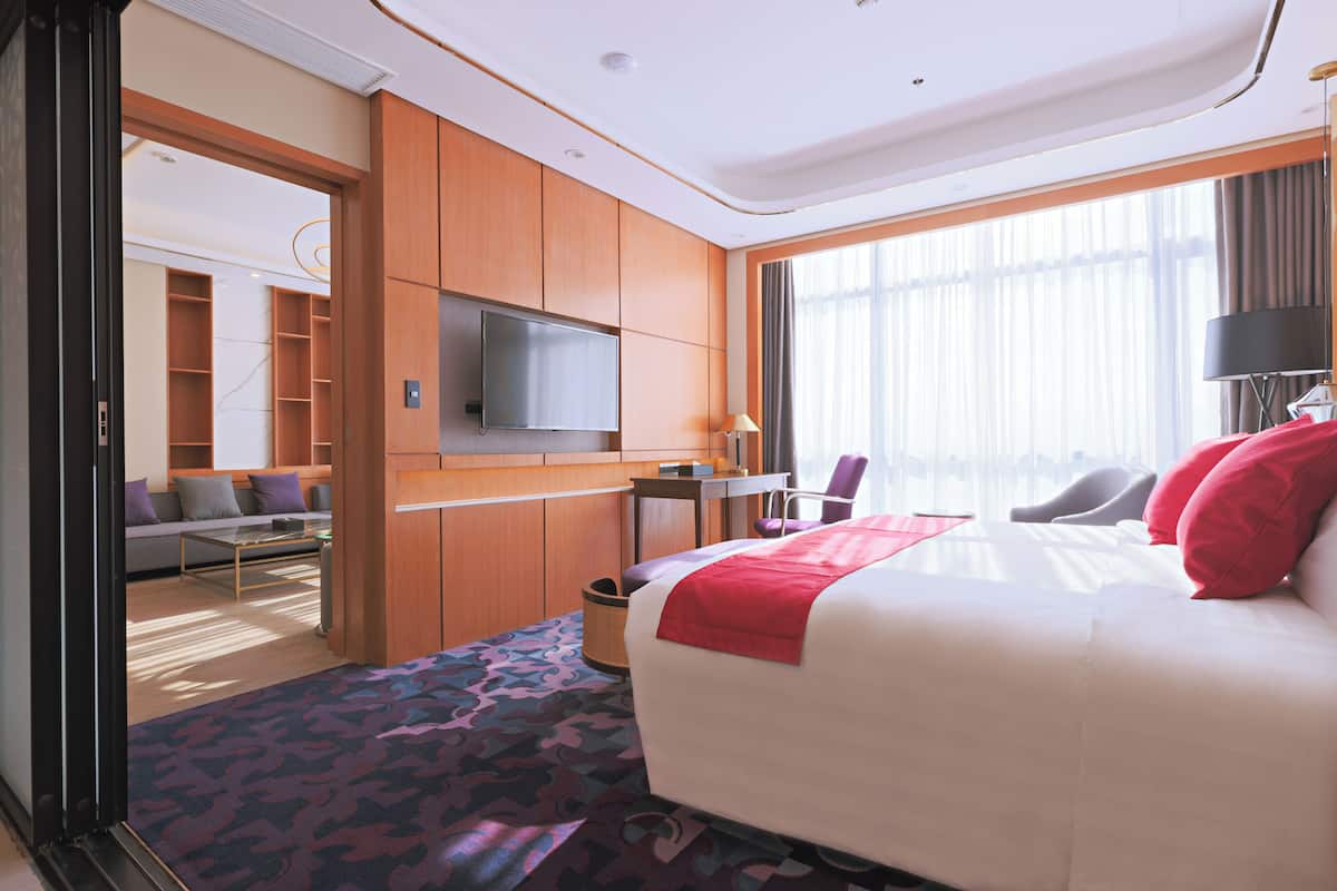 Executive Suite, 1 King Bed, Non Smoking, Bathtub (Living Room) | Premium bedding, down comforters, Tempur-Pedic beds, minibar