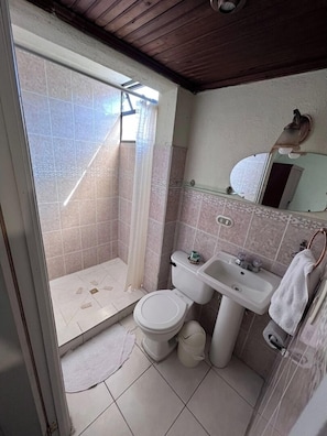 Dusche, kostenlose Toilettenartikel, Haartrockner, Handtücher