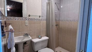 Un bany amb vàter, rentapel i plat de dutxa.
