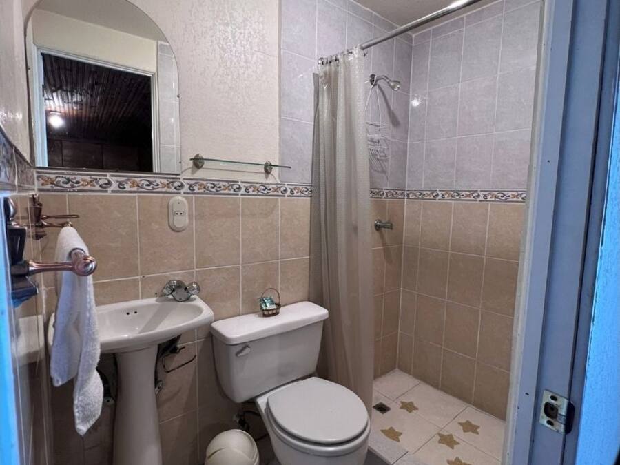 Un bany amb vàter, rentapel i plat de dutxa.