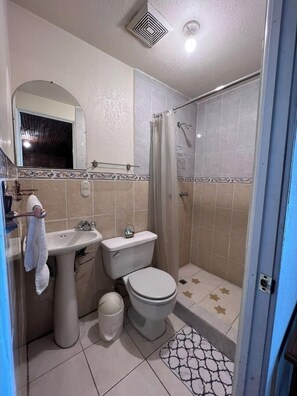 Douche, articles de toilette gratuits, sèche-cheveux