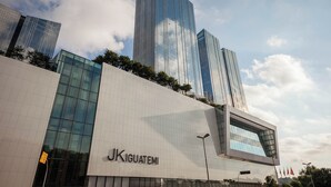 Ein modernes Gebäude mit Glasfassade und der Aufschrift "JKIGUATEMI" an der Seite.