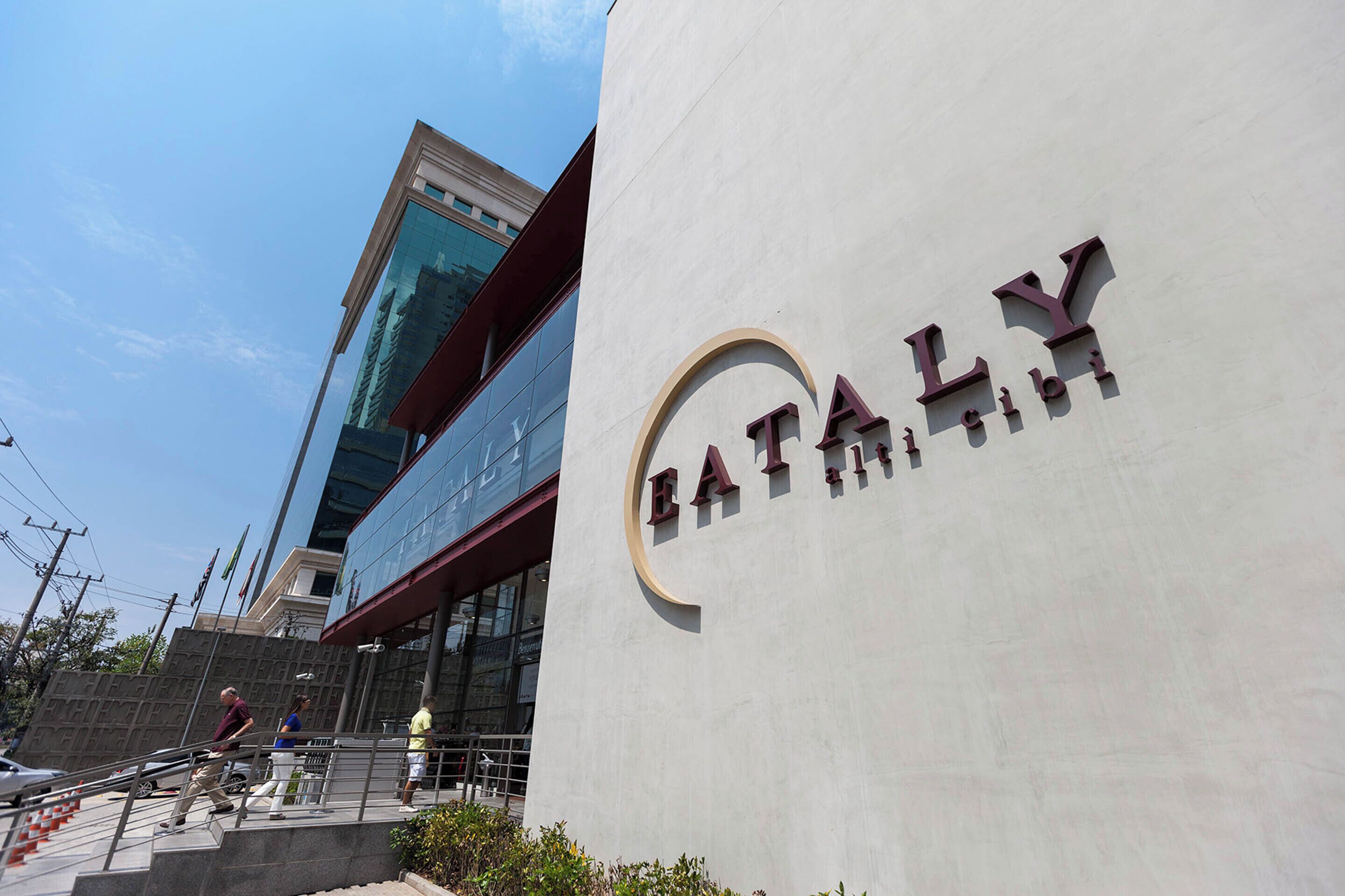 L’entrée d’un immeuble sur laquelle on peut lire l’inscription « BATALEY ».