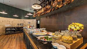 Ein reichhaltiges Buffet mit verschiedenen Speisen und Besteck.