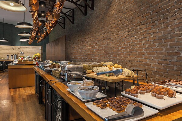 Un'area buffet con diversi cibi e attrezzature da cucina.