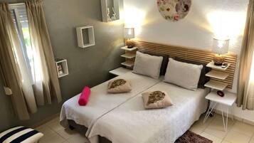 Comfort Villa, 3 Bedrooms, Pool View | 3 bedrooms, in-room safe, individually decorated, individually furnished
