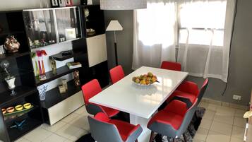 Comfort Villa, 3 Bedrooms, Pool View | In-room dining