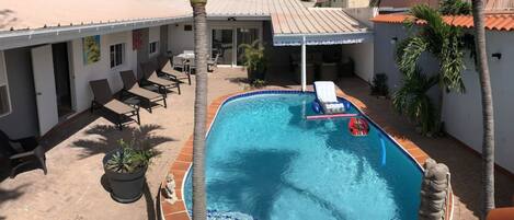 室外游泳池,提供泳池遮陽傘和日光浴躺椅