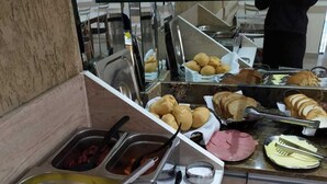 Ein reichhaltiges Buffet mit verschiedenen Speisen und Besteck.