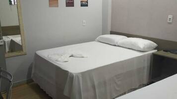 コンフォート ダブルまたはツインルーム ベッド (複数台) | 1 室のベッドルーム、デスク、遮光カーテン、WiFi (無料)