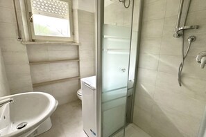 Regadera, bidet, toallas 