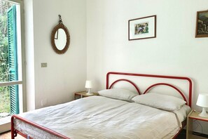 3 bedrooms, bed sheets - N107 - Numana, large three-room apartment with garden and two bathrooms (Numana)