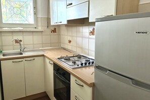 Een koelkast, een oven