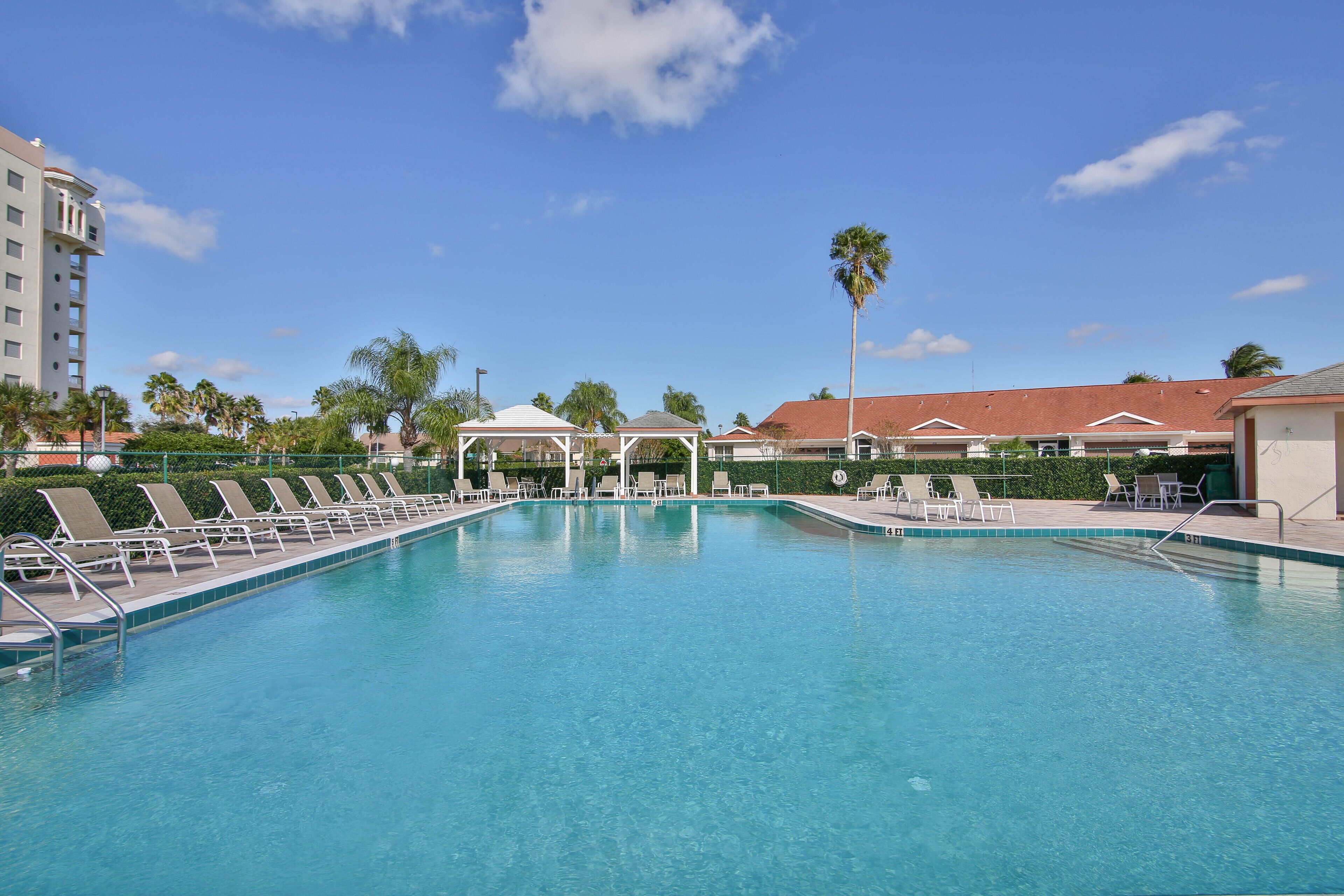 Terra Ceia Beauty! Golf Course, Heated Pool, WIFI, Nature Trail and much more