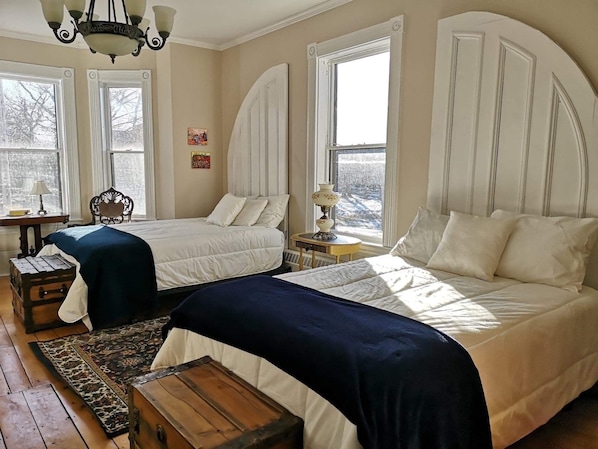 Cortinas blackout, tabla de planchar con plancha y cunas 