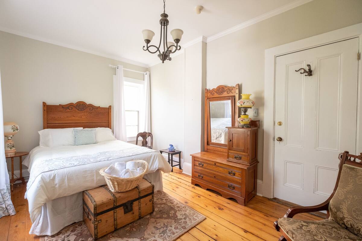 Chambre Double Classique, 1 grand lit, vue ville | Rideaux occultants, fer et planche à repasser, lits bébé (en supplément)