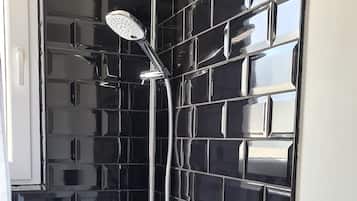 Dusche, Haartrockner, Handtücher, Toilettenpapier