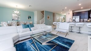 Casa, varias camas | Zona de estar | Una televisión LED, una consola de videojuegos