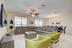 Casa, varias camas | Zona de estar | Una Smart TV