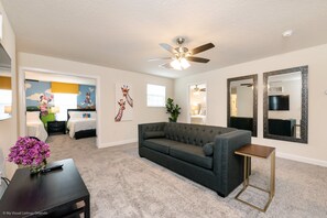 Casa, varias camas | Zona de estar | Una Smart TV