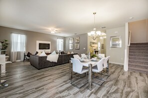 House, 6 Bedrooms | Living area