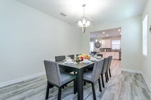 House, 6 Bedrooms | In-room dining