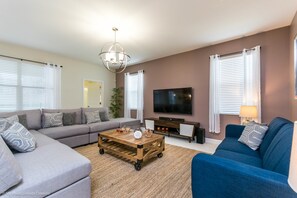House, 6 Bedrooms | Living area