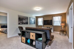 House, 6 Bedrooms | Living area