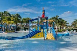 Casa, varias camas | Chapoteadero | Alberca al aire libre y camastros 