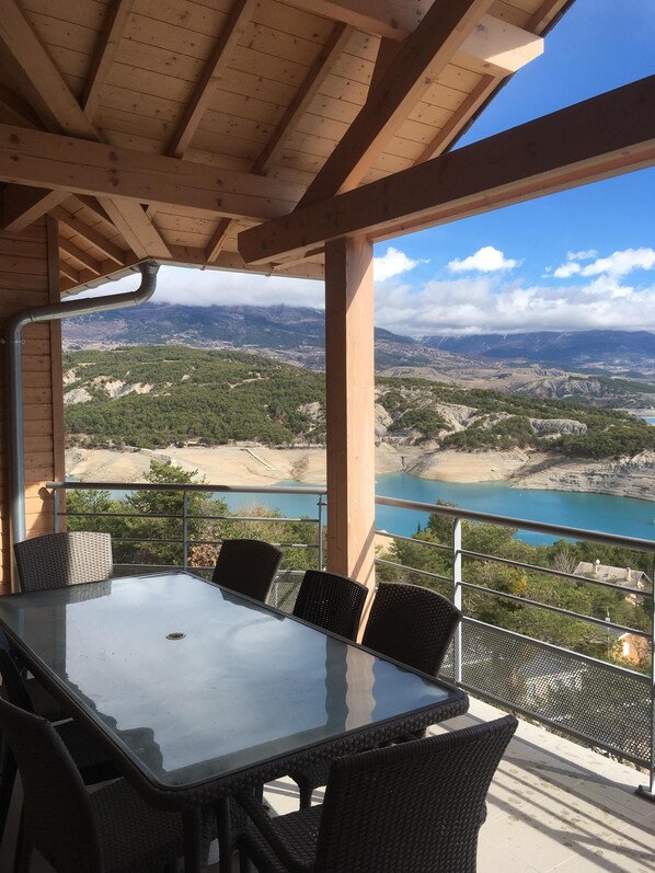 Outdoor dining - Superb 4 bedroom apartment in Chorges on the lake of serre-ponçon (Chorges)