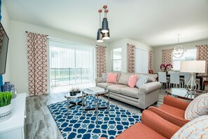 Casa, 6 habitaciones | Área de sala de estar | Televisión LCD y futbolito 