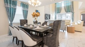 House, 5 Bedrooms | In-room dining