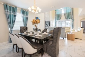 House, 5 Bedrooms | In-room dining