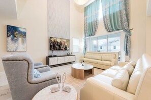 House, 5 Bedrooms | Living area