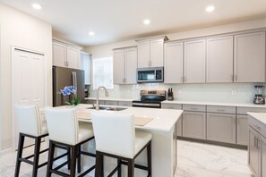 House, 5 Bedrooms | Private kitchen