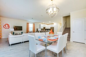 House, Multiple Beds | In-room dining