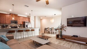 Maison mitoyenne, 4 chambres | Coin séjour