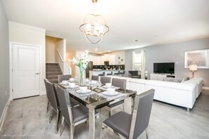 Talo, useita sänkyjä | Ruokailu omassa huoneessa