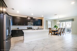 House, 6 Bedrooms | Private kitchen
