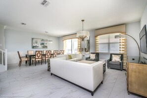 Casa, várias camas | Área de estar | TV LED