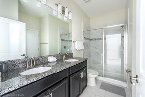 Talo, useita sänkyjä | Kylpyhuone