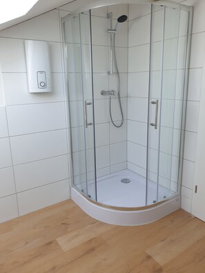 Bathtub, hair dryer, towels, soap - Vacation apartment on the top floor with far-reaching views, balcony and small sauna (Müllenbach)