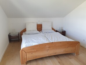 1 slaapkamer, een strijkplank/strijkijzer, reisbedje, gratis wifi