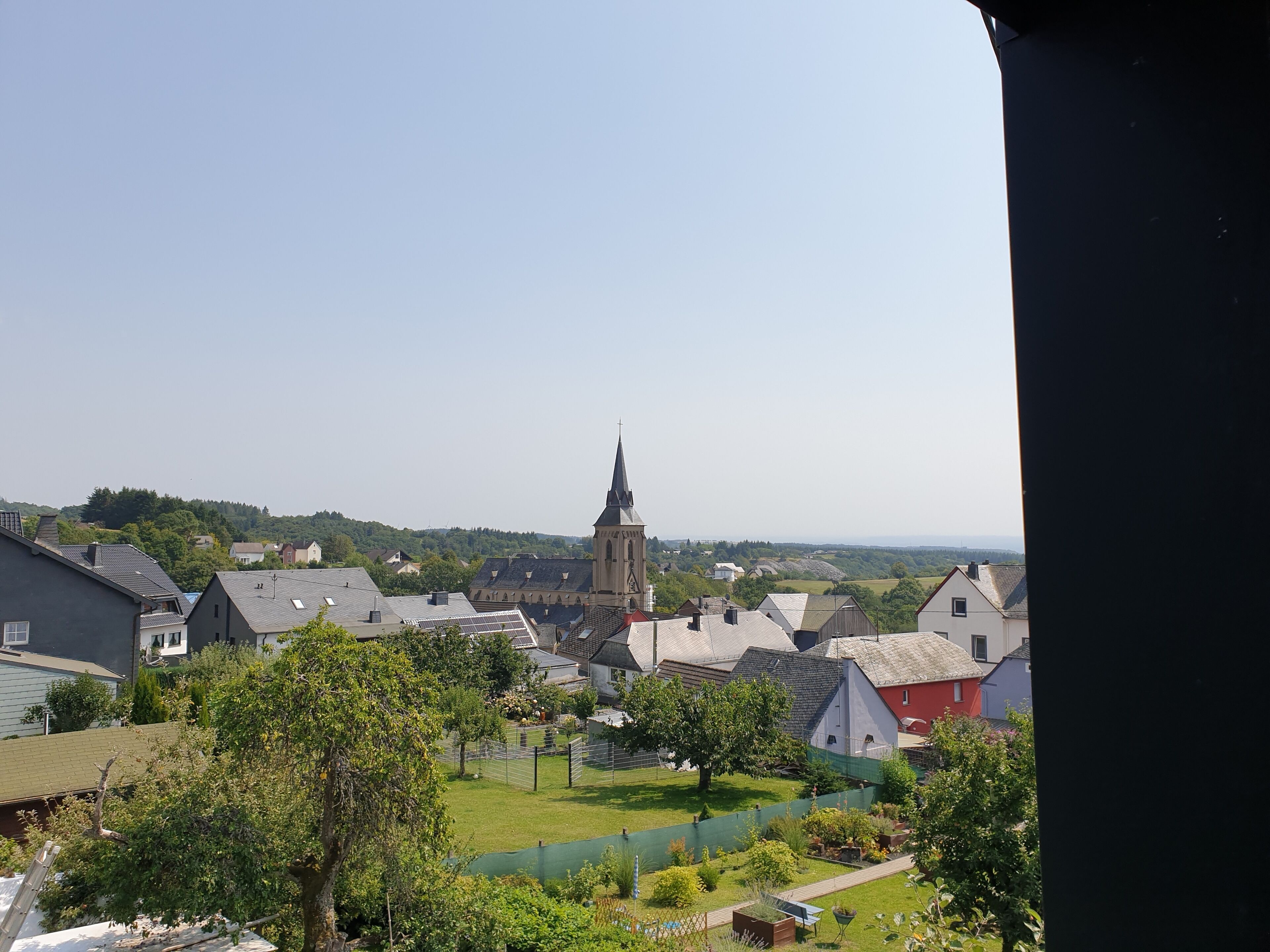 Une ville qui se distingue par son église à la flèche imposante, ses maisons d’habitation et un grand espace vert aménagé en parc.