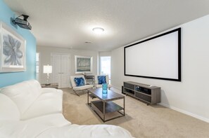 Casa, varias camas | Área de sala de estar | Televisión de pantalla plana