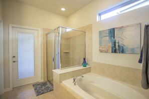 Casa, varias camas | Baño