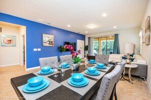 Ferienhaus, Mehrere Betten | Essbereich im Zimmer