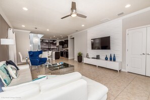 House, 6 Bedrooms | Living area