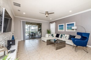 House, 6 Bedrooms | Living room