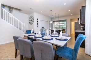 House, 5 Bedrooms | In-room dining